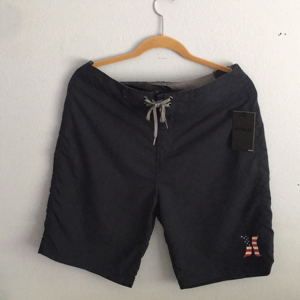HURLEY Men’s 21” below the knee shorts size 30
